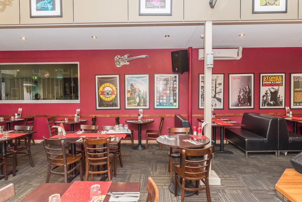 라마다 허비 베이 호텔 허비베이 외부 사진 Interior of a typical Red Robin restaurant