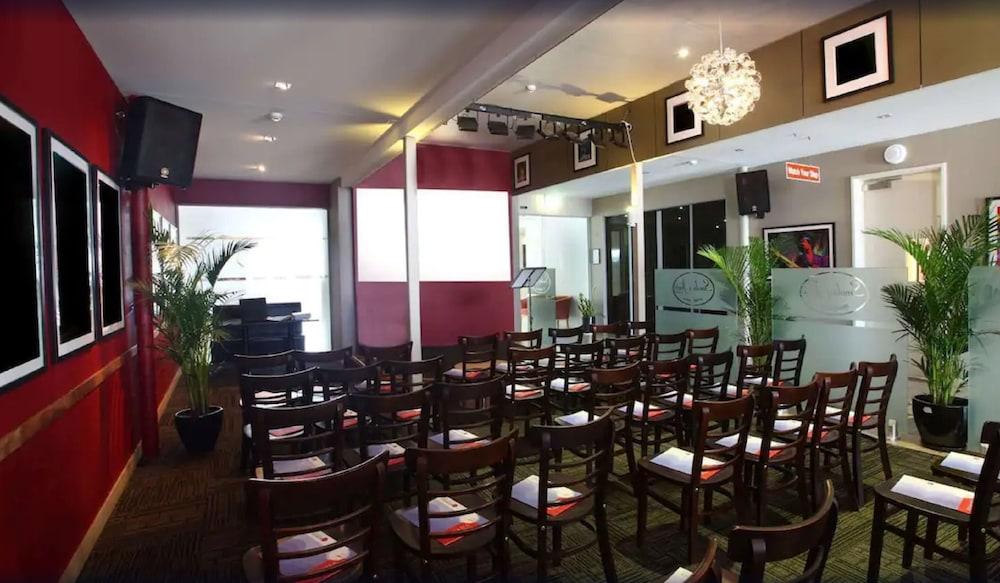 라마다 허비 베이 호텔 허비베이 외부 사진 The interior of the restaurant