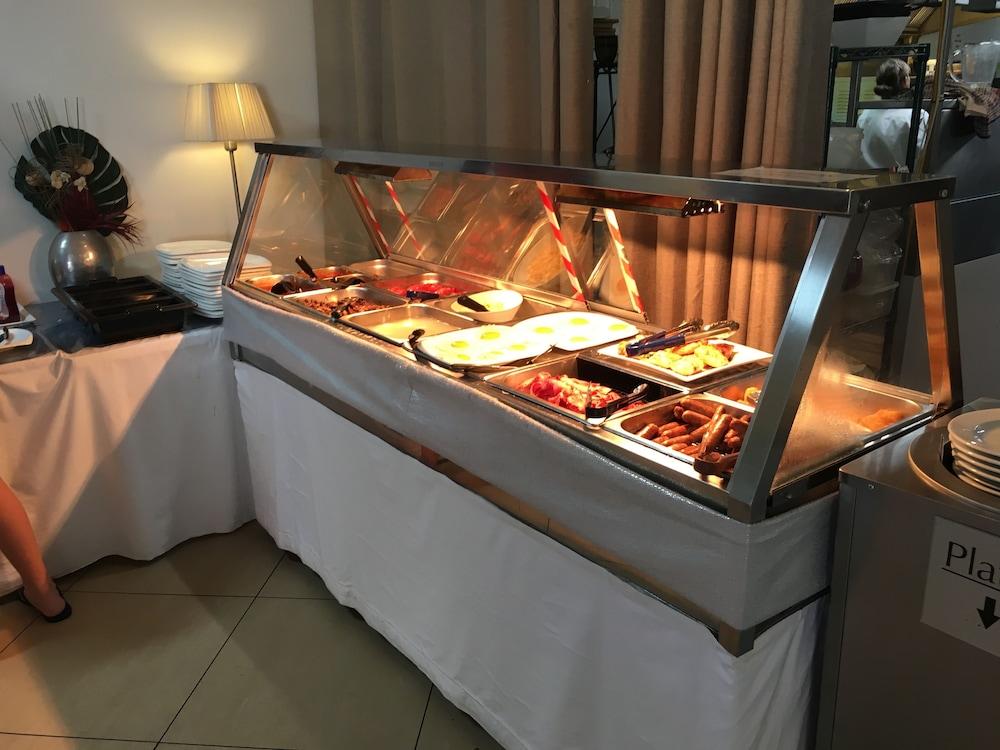 라마다 허비 베이 호텔 허비베이 외부 사진 A chafing dish buffet