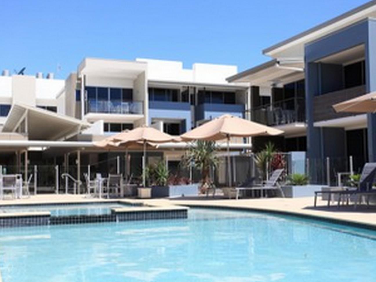 라마다 허비 베이 호텔 허비베이 외부 사진 The pool at the Mantra on Saltwater Island