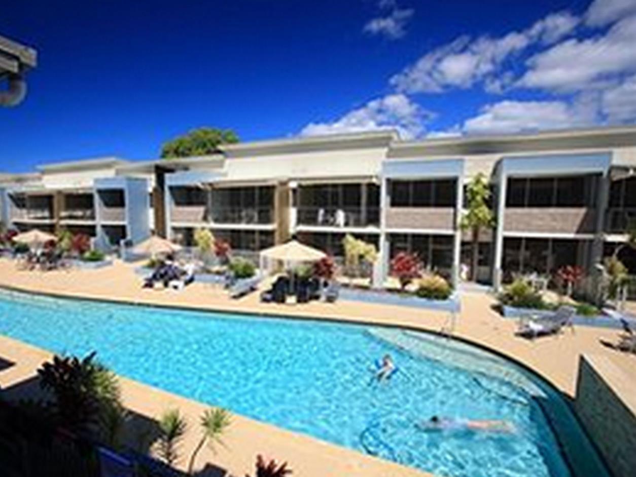 라마다 허비 베이 호텔 허비베이 외부 사진 The pool at the hotel