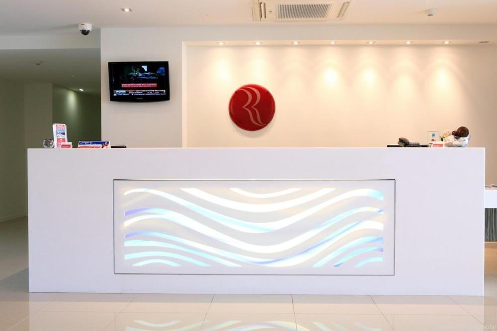 라마다 허비 베이 호텔 허비베이 내부 사진 Reception desk at the hotel