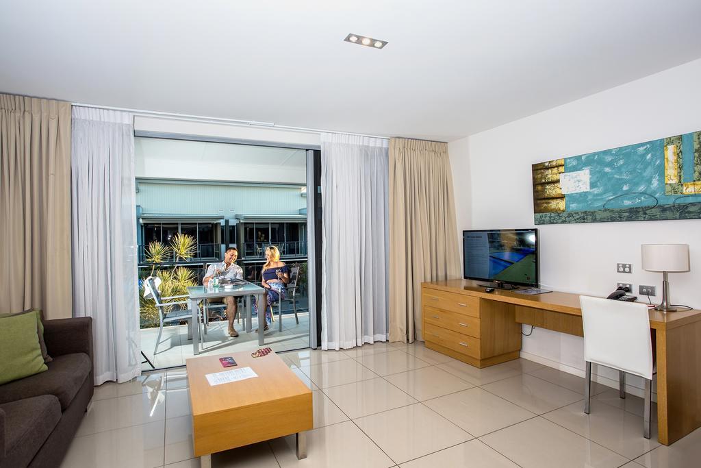 라마다 허비 베이 호텔 허비베이 외부 사진 A living room in a hotel