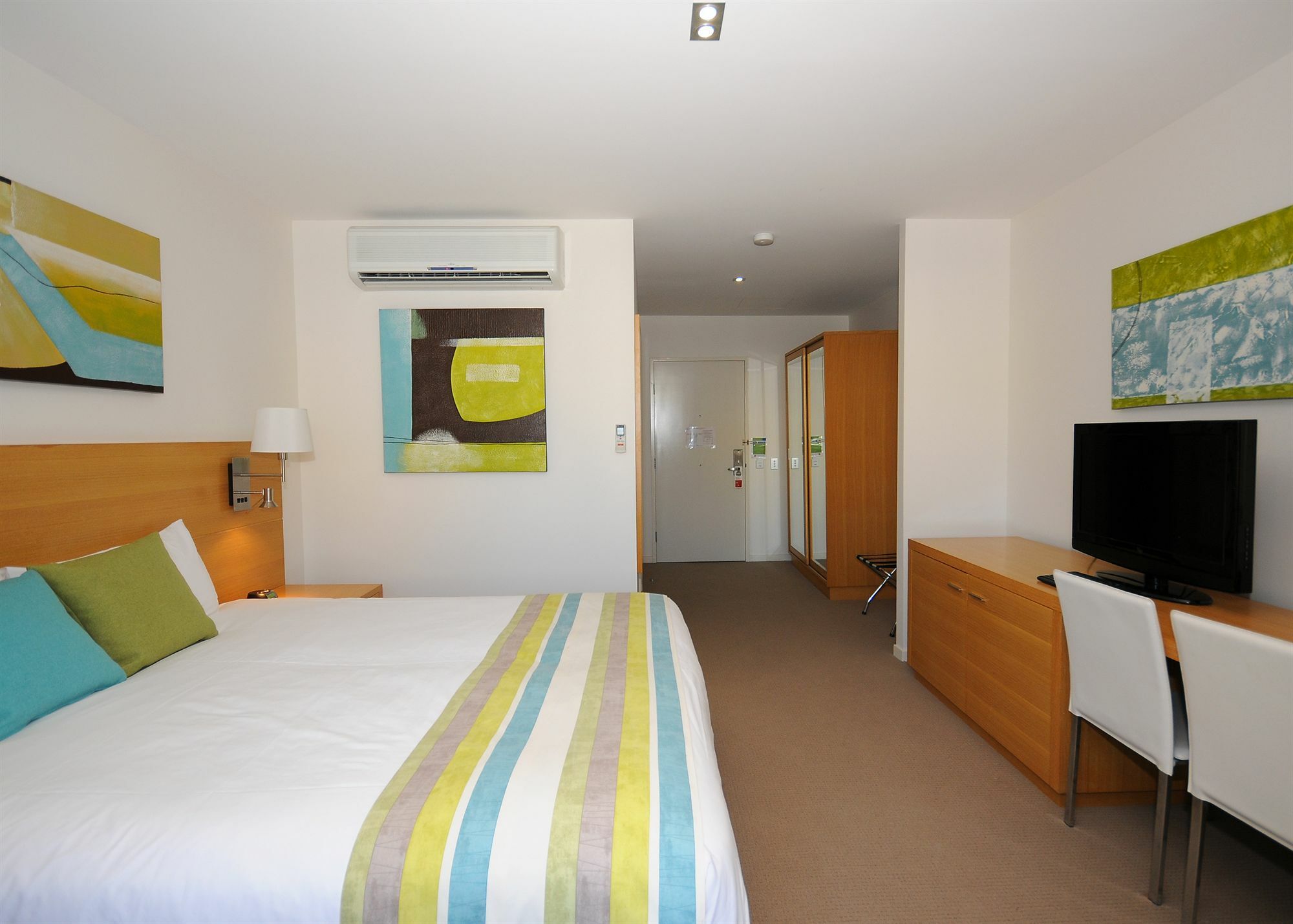 라마다 허비 베이 호텔 허비베이 객실 사진 A typical bedroom at the University of Brighton